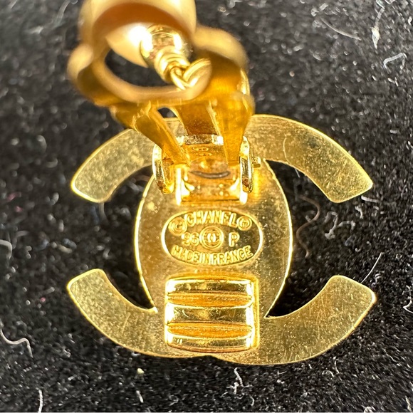 EA48 Chanel CC turn lock earrings pearl drop style - Picture 6 of 12